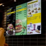Nowości McDonald's na ekranie: McZestawy z burgerami, w tym Veggie Burger, oraz słodkości.