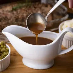 Sos w sosjerce, idealny do zagęszczenia. Obok puree ziemniaczane i groszek.