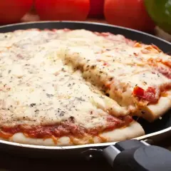 Gorąca, rozpływająca się w ustach pizza mrożona prosto z patelni. Ser ciągnie się apetycznie, a zioła dodają aromatu.