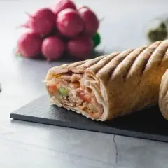 Kebab w bułce czy tortilla - co wybrać dla zdrowszego posiłku?