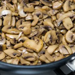Czy podsmażyć pieczarki do pizzy, aby uniknąć wodnistego smaku?