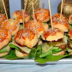 Mini burgery na zimno, idealne na przyjęcie. Małe bułeczki z sezamem, soczyste mięso, ser, sałata i pikle.