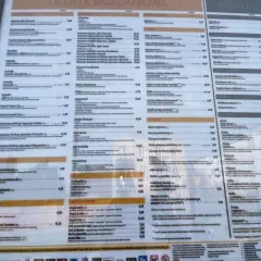 Menu McDonald's z cenami, widoczne małe frytki.