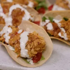 Pyszne tacos z kurczakiem w chrupiącej panierce, polane kremowym sosem. Idealne na szybki lunch!