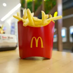 Złociste frytki z McDonald's w czerwonym opakowaniu, jakby czekały na kupony McDonald's 2026.
