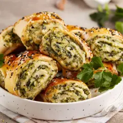 Roladki ze szpinakiem i serem, świetny pomysł, co zrobić z ciasta na pizzę. Posypane sezamem i czarnuszką.