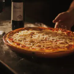 Jakie wino do pizzy? Odkryj idealne parowanie smaków dla siebie