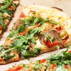 Jak piec pizzę w piekarniku, aby uzyskać idealny smak i chrupkość