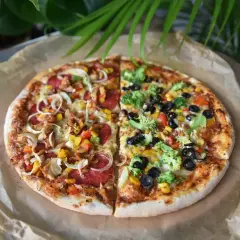 Pół na pół: pizza 32 cm z kurczakiem, papryką i cebulą oraz z brokułami, kukurydzą i oliwkami.