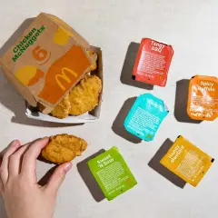 Nuggetsy McDonald kcal: 6 sztuk Chicken McNuggets z różnymi sosami: Tangy BBQ, Spicy Buffalo, Ranch, Sweet 'N Sour, Honey Mustard.