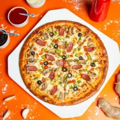 Apetyczna pizza z kiełbasą, pieczarkami i papryką. Widać też sosy i imbir, sugerujące ciekawe pizza składniki.