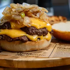 Podwójny smash burger z topionym serem cheddar i karmelizowaną cebulką. Tak wygląda pyszny smash burger co to jest!