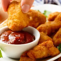 Chrupiące, złociste domowe nuggetsy jak z McDonalda, maczane w sosie. Idealne na przekąskę!