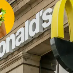 Pyszny wrap z McDonald's, idealny na szybki posiłek. Sprawdź ofertę "2 for you cena" i ciesz się smakiem!