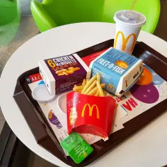 Taca z jedzeniem McDonald's: frytki, McNuggets, Filet-O-Fish, napój i sos.