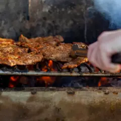 Jak długo piec karkówkę na grillu, aby uniknąć suchego mięsa?