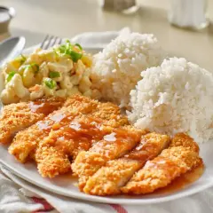 Chrupiący kurczak w panko polany sosem, podany z ryżem i sałatką makaronową. Pyszny obiad gotowy!