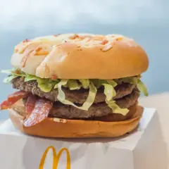 Podwójny burger z bekonem i jalapeno, z chrupiącą sałatą, na bułce z serem. Zastanawiasz się nad jego kcal?
