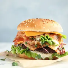 Ile kcal ma burger z kurczakiem? Zaskakujące różnice w kaloriach