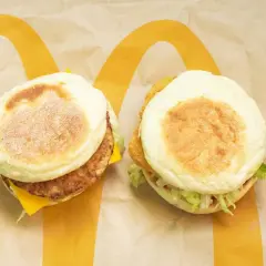 Dwa McMuffiny na papierze McDonald's. Jeden z kotletem i serem, drugi z chrupiącym kurczakiem i sałatą. Zastanawiasz się, co ma najmniej kalorii w Mc?