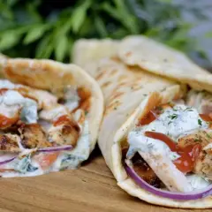 Dwa pyszne gyrosy z kurczakiem, warzywami i sosem. Idealne gyros składniki w tortilli.