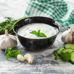 Pyszny sos jogurtowy z ogórkiem i miętą, idealny do dań głównych. Oto prosty cacyki przepis!
