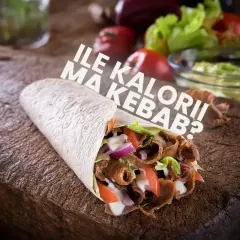 Pyszny kebab z mięsem, warzywami i sosem. Zastanawiasz się, ile kebab ma kcal?