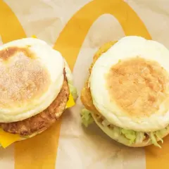 Dwa muffiny z McDonald's, idealne na ofertę śniadaniową. Jeden z kotletem i serem, drugi z chrupiącym dodatkiem i sałatą.
