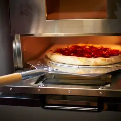 Pizza na łopacie wkładana do piekarnika.
