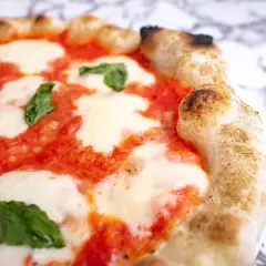 Jak zrobić miękkie ciasto na pizzę, unikając twardości i błędów
