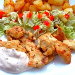 Pyszna shoarma z kurczaka z chrupiącymi ziemniaczkami, świeżą sałatką i kremowym sosem. Idealny posiłek na szybki obiad.