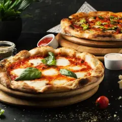 Dwie pyszne pizze, jedna margherita, druga z dodatkami, gotowe na dzień pizzy 2026.
