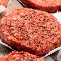Co dodać do mięsa na burgery, aby zachwycić smakiem i soczystością