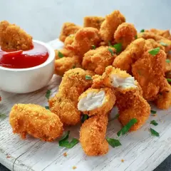 Chrupiące kawałki kurczaka w panierce panko, idealne do maczania w keczupie. Panko co to? To japońska bułka tarta, która nadaje potrawom niezwykłą kruchość.