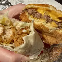 McWrap z bekonem i serem, obok burger deluxe. Pyszne jedzenie, ale uwaga na kcal!