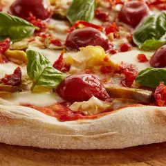 Ile kalorii ma pizza? Odkryj, co wpływa na jej kaloryczność