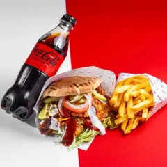 Duży kebab z frytkami i butelką Coca-Coli Zero na czerwono-białym tle.
