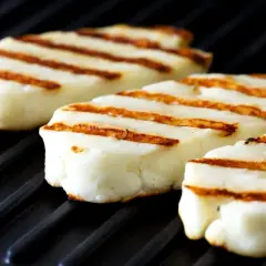 Pyszne halloumi z grilla, z apetycznymi paskami, gotowe do podania.