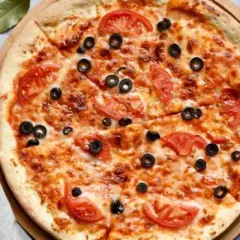Szybka pizza bez drożdży - łatwy przepis na smaczny posiłek