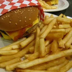 Ile kalorii ma hamburger z McDonald's? Zaskakujące fakty o kaloriach