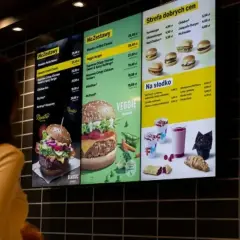 Nowości McDonald's na ekranie: McZestawy z burgerami, w tym Veggie Burger, oraz słodkości.