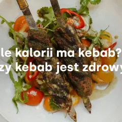 Dwa szaszłyki z mięsem i warzywami na talerzu.