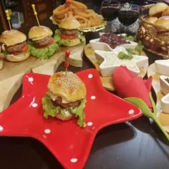 Jak podgrzać bułki do hamburgerów, aby były idealnie chrupiące?