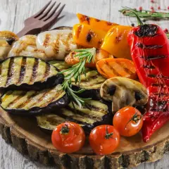 Grillowane warzywa: bakłażan, papryka, pieczarki, pomidorki i cebula. Idealne dodatki do grilla, pachnące ziołami.