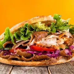 Ile kcal ma kebab z frytkami? Zaskakujące kalorie w Twoim posiłku