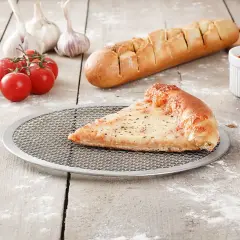 Jak rozciągnąć ciasto na pizzę: sekrety idealnej tekstury i grubości