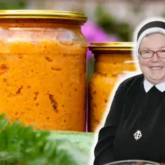 Słoiki z domowym, pomarańczowym **keczupem z cukinii siostry Anastazji**. Uśmiechnięta zakonnica w tle.