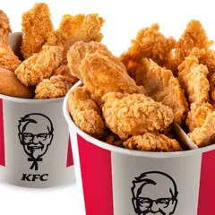 Dwa kubełki pełne chrupiących bites kfc. Idealne na wspólne spotkanie.