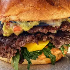 Ile waży burger wołowy? Odkryj różnice między markami i typami