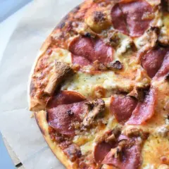 Jaką szynkę do pizzy wybrać, aby uniknąć przeciętnego smaku?